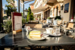 Terrasse und Kaffee und Kuchen