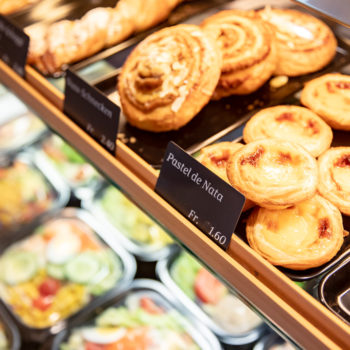 Vitrine mit Süssgebäck