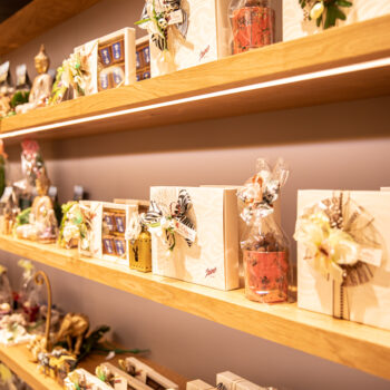 Regal mit Confiserie-Produkten