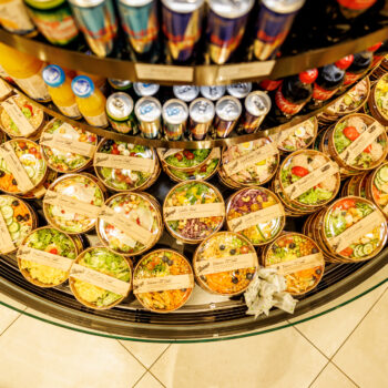 Getränke und Salate in der Auslage in Oerlikon