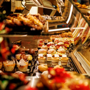 Auslage Süssgebäck und Patisserie