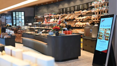 Verkaufstheke in der Filiale Arosa